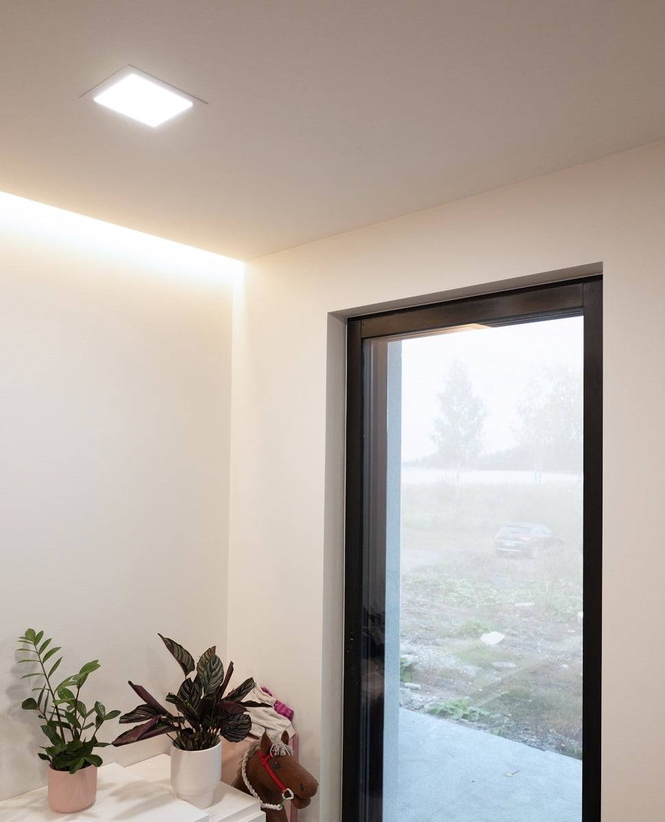 La iluminación regulable y adaptable de una habitación infantil se creó mediante una combinación de panel LED y tira LED. © LedStore.fi
